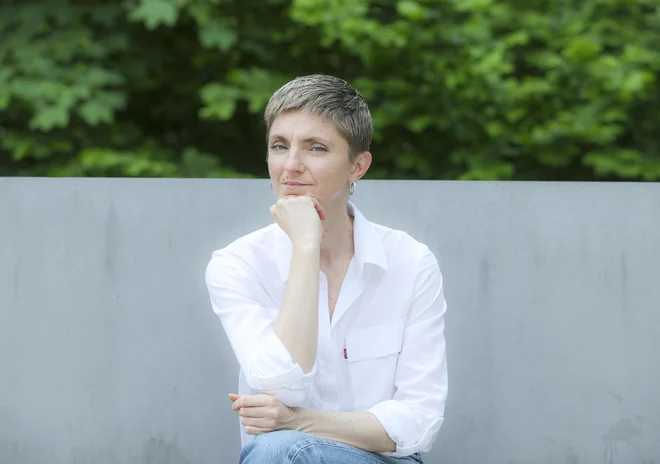 Ana Schnabl (1985) je pisateljica in publicistka, ki poleg leposlovja piše za različne slovenske medije in angleški časnik Guardian. FOTO: Jože Suhadolnik