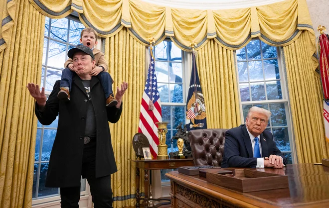Predsednik ZDA Donald Trump in sopredsednik, kakor so imenovali Elona Muska, sta iz Bele hiše do pred kratkim skupaj vplivala na naša življenja. FOTO: Jim Watson/AFP