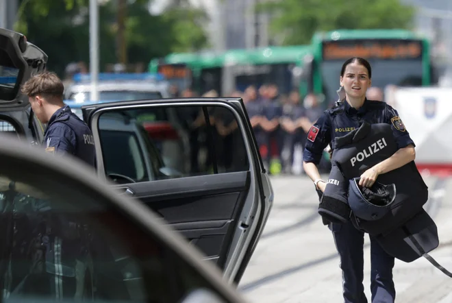 Napad je glede na ugotovitve policije zagrešil 21-letnik z območja Gradca. Gre za nekdanjega učenca šole, ki je sicer ni končal.  FOTO: Alex Halada/AFP