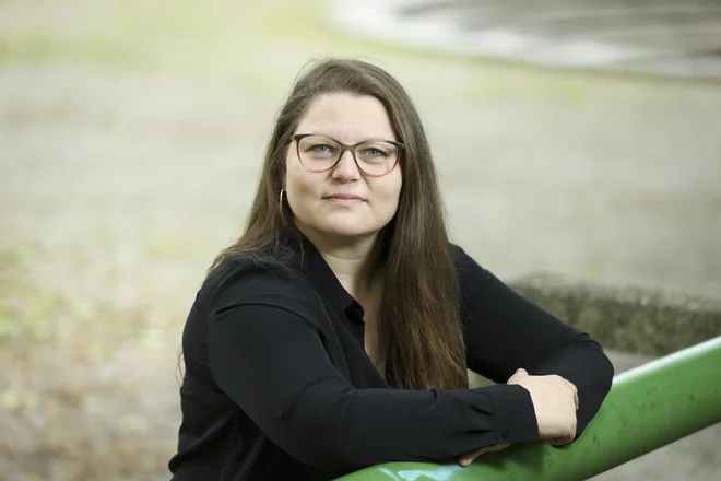 Tina Perić (1985) je končala študij južnoslovanskih jezikov s književnostjo in sociologije kulture. Na kulturnem in umetniškem področju deluje v presledkih. FOTO: Jože Suhadolnik/Delo