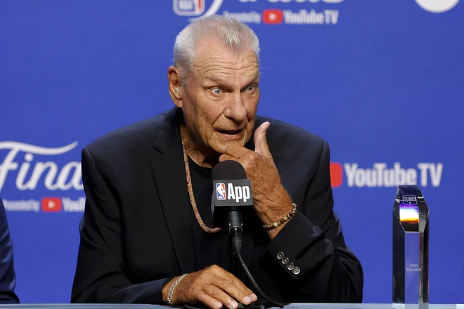 Sloviti košarkarski trener Don Nelson je na poseben način izrazil podporo Luki Dončiću ob prevzemu nagrade Chucka Dalyja za življenjsko delo. FOTO: Alonzo Adams/Imagn Images Via Reuters Connect