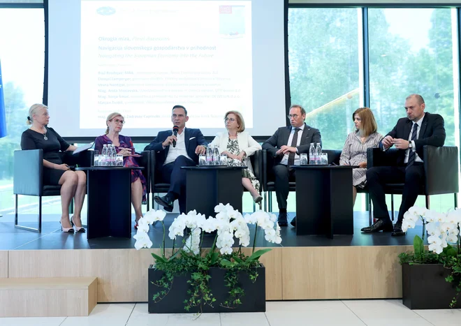 V bankah in gospodarstvu si želijo davčnih razbremenitev, je pokazala razprava na konferenci Združenja bank Slovenije. FOTO: Blaž Samec Delo