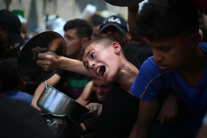Meddržavno sodišče je julija lani ugotovilo, da Izrael z nezakonito okupacijo palestinskih ozemelj po letu 1967 izvršuje mednarodna hudodelstva, med njimi apartheid. FOTO: Eyad Baba/AFP