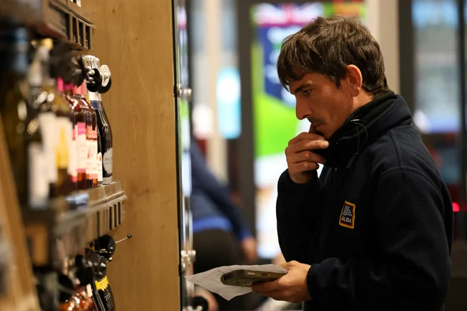 Hofer, which has been present in Slovenia since 2005 and has 93 shops and more than 2000 employees today, offers mostly the same or very similar products as Aldi in other countries, with an emphasis on their own brands, which represent as much as 90 percent of the regular offer. Photo: Mina Kim/Reuters