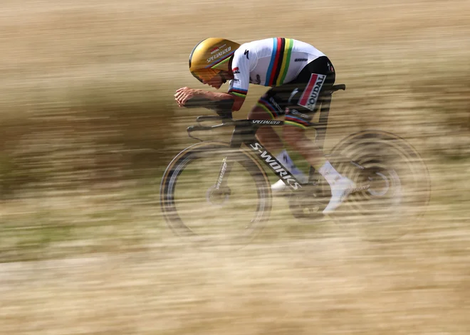 Remco Evenepoel je poletel do zmage v 4. etapi dirke po Dofineji. FOTO: Anne-Christine Poujoulat/AFP