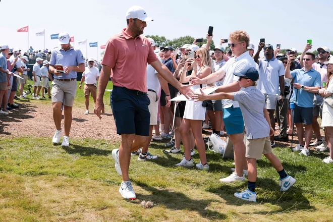 Scottie Scheffler is besieged by fans at every turn. Photo: Andrew Redington Getty Images Via AFP