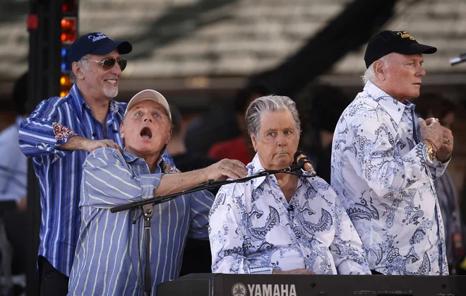 David Marks, Bruce Johnston in Brian Wilson iz skupine Beach Boys v družbi z Mikom Lovom. FOTO: Lucas Jackson/Reuters