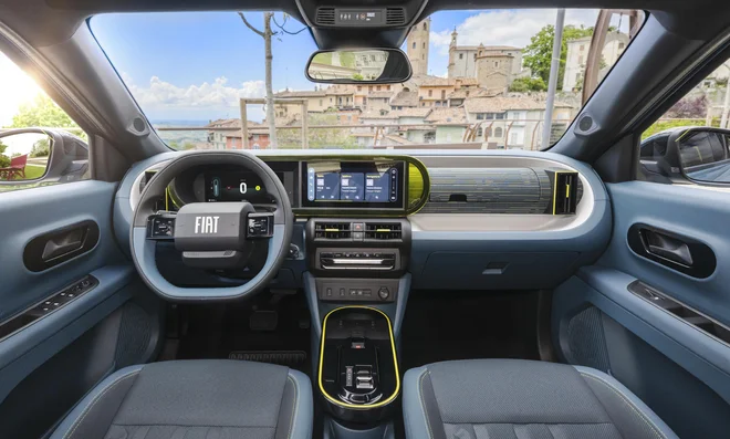 Notranjost je predvsem živahnih barv, izvedva je kvečjemu solidna.

FOTO: Fiat