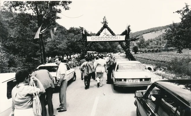 Otvoritev Briške ceste, 15. junija 1985, sprejem v Podsabotinu HRANI: Pokrajinski arhiv Nova Gorica, avtor fotografije uredništvu ni znan.