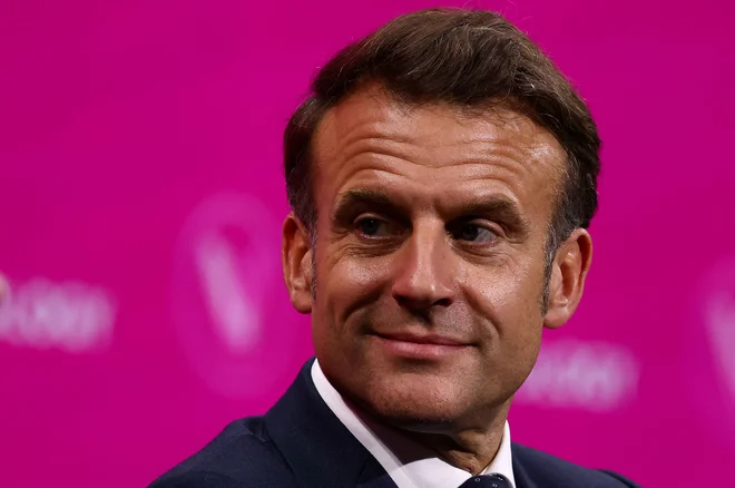 Macron je v intervjuju za France 2 poudaril, da bo dal Evropski uniji tri mesece časa, da o določitvi starostne meje za uporabo družbenih omrežij doseže dogovor na ravni Unije, sicer bo Francija prepoved uvedla enostransko. FOTO: Sarah Meyssonnier/AFP