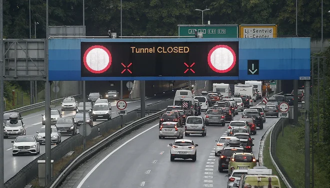 Asistenčni sistemi v vozilih pogosto prikazujejo napačne podatke, ki ne odražajo dejanske prometne signalizacije na cestah. FOTO: Blaž Samec