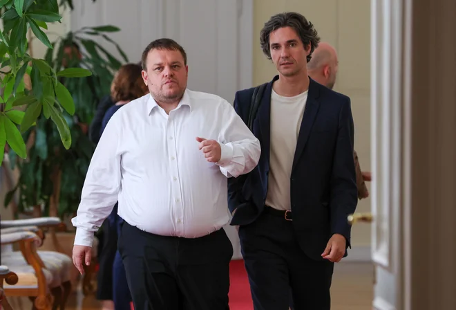 Ne glede na stranko so poslanci zagovarjali spremembo člena zakona, s katerim bodo 1. julija lahko postali oskrbovalci družinskega člana tudi upokojenci. Na fotografiji minister za solidarno prihodnost Simon Maljevac in minister za delo Luka Mesec. FOTO: Matej Družnik