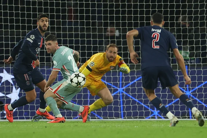 Jan Oblak se je v ligi prvakov srečal z igralci PSG, v nedeljo ga čaka nova tekma z evropskimi prvaki. FOTO: Franck Fife/AFP