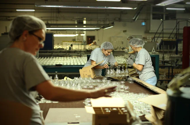 Visoke cene električne energije v Sloveniji so eno največjih ovir za industrijski razvoj in trajnostni prehod, opozarja glavni direktor Steklarne Hrastnik Peter Čas. FOTO: Leon Vidic