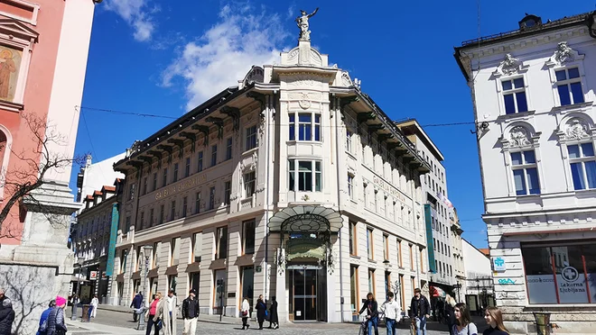 Galerija Emporium v šestih nadstropjih ponuja široko izbiro oblačil, čevljev, torbic in modnih dodatkov priznanih blagovnih znamk. FOTO: Galerija Emporium
