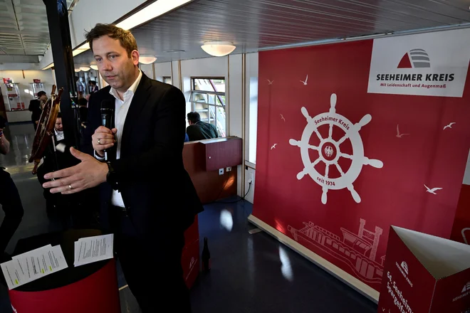 Predsednik SPD in podkancler Lars Klingbeil ni mogel biti zadovoljen, ko je prebral mirovniški manifest, ki so ga napisali nekateri njegovi kolegi in je v nasprotju z aktualno zunanjo politiko. FOTO: John Macdougall/REUTERS