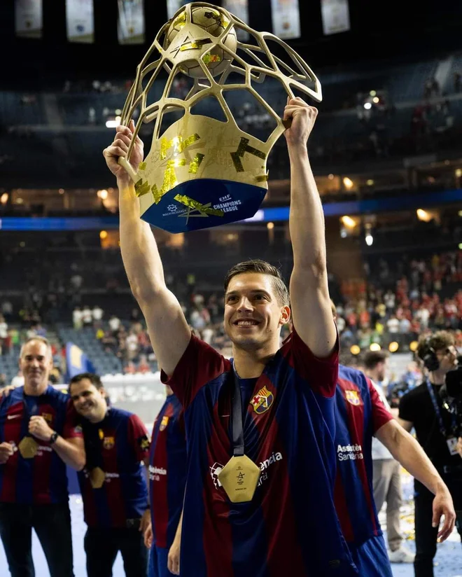 Domen Makuc se je lami veselil pokala. FOTO: FCB