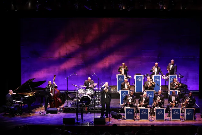 Z orkestrom, ki ga je ustanovil leta 1923, je sprva zaslovel v legendarnem harlemskem lokalu Cotton Club, leta 1956 pa ga je izstrelil med zvezde nastop na festivalu Newport Jazz.

FOTO: Jati Lindsay