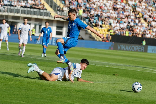 Na Jesenicah rojeni reprezentant BiH Arjan Malić (na tleh) je bil član mlajših slovenskih selekcij. FOTO: Leon Vidic