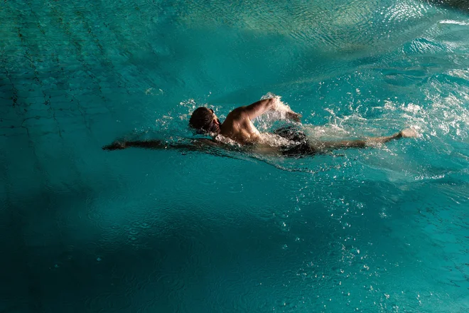 Notranji bazen hotela Šport ponuja sproščanje v termalni vodi, ob tem pa lahko uživate še v razgledu po zeleni okolici. FOTO: Terme Krka