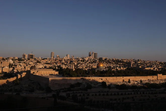 Israel attacked the Iranian nuclear power plant and military facilities