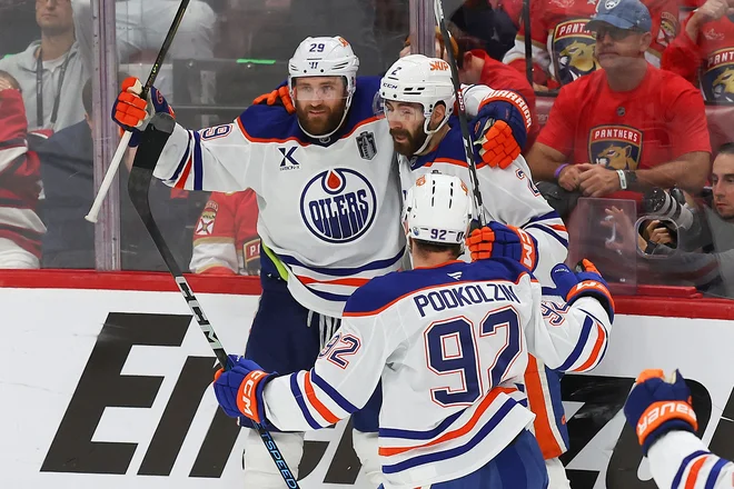 Leon Draisaitl je Edmonton vrnil med žive v finalu NHL, Nemec je  postal šele tretji igralec v zgodovini lige NHL, ki je v končnici dosegel dva gola v podaljšku. FOTO: Mike Carlson/Getty Images Via AFP