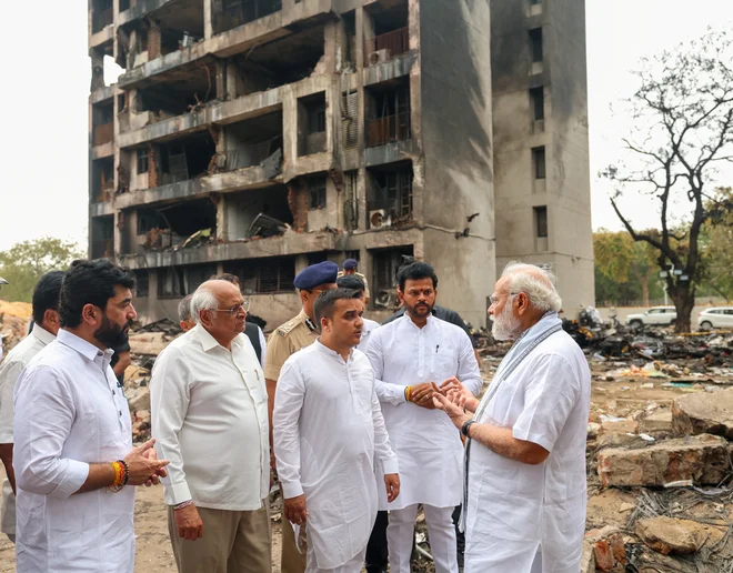Premier Narendra Modi na kraju nesreče. FOTO: Press Information Bureau/Reuters
