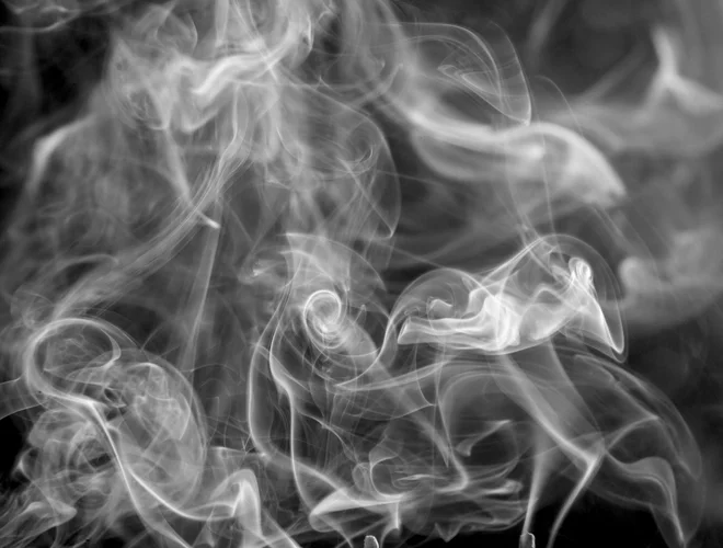 Naj Nacionalni inštitut za javno zdravje in država namesto uvedbe popolne prepovedi e-cigaret raje informirano usmerjata v izbiro najbolj varnih vrst e-cigaret. FOTO: Victor De Schwanberg/Science Photo Library via AFP