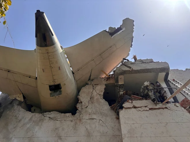 Naj se še tako trudimo z ugotavljanjem, ali zmaguje ameriška demokracija ali kitajska avtokracija, bomo na koncu prišli do spoznanja, da pravzaprav zmaguje močnejša vojska. FOTO: Central Industrial Security via Reuters