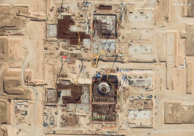 Iranska jedrska elektrarna v mestu Bušeher ni bila napadena. FOTO: Maxar Technologies via Reuters