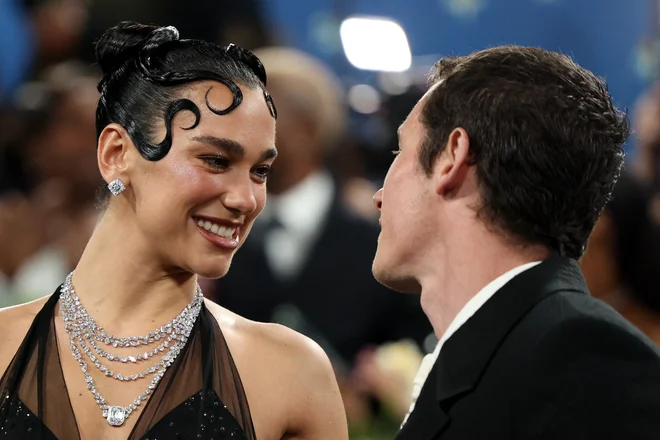 Dua Lipa je v zvezi z igralcem Callumom Turnerjem približno leto in pol. FOTO: Mario Anzuoni Reuters