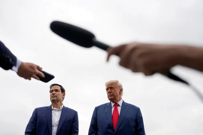 Donald Trump (desno) in njegov zunanji minister Marco Rubio sta bila obveščena o izraelskem napadu. Foto Nathan Howard/Reuters