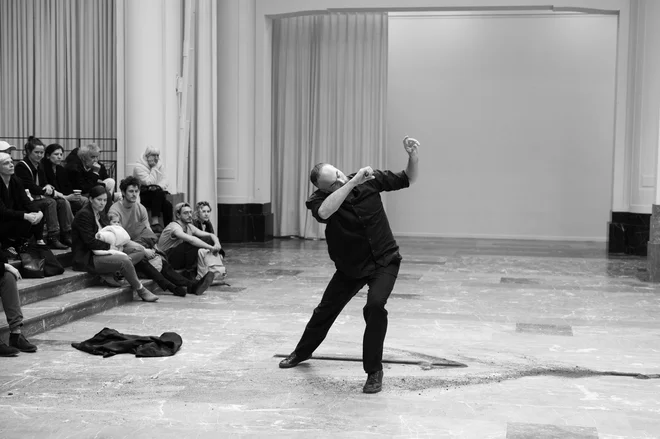 Performans Bernarbo Boštjana Antončiča. FOTO: Anne Van Aerschot