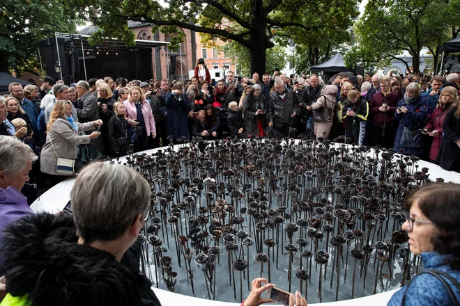 Pred 14 leti je Norveško pretresel teroristični napad, v katerem je umrlo 77 ljudi, skoraj polovica jih je bila mlajših od 18 let. FOTO: Ntb Scanpix/Reuters