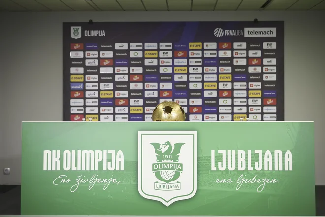 Olimpija lovoriko za prvaka že ima (na mizi), želi še nadaljnje. FOTO: Jože Suhadolnik