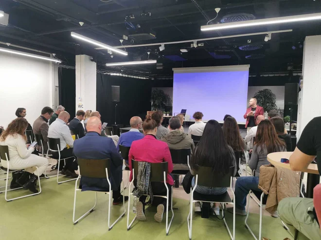 V razpravah z deležniki dobijo vpogled v težave, s katerimi se spoprijemajo, in zbiramo ideje za rešitve. FOTO: Saša Senica


 
