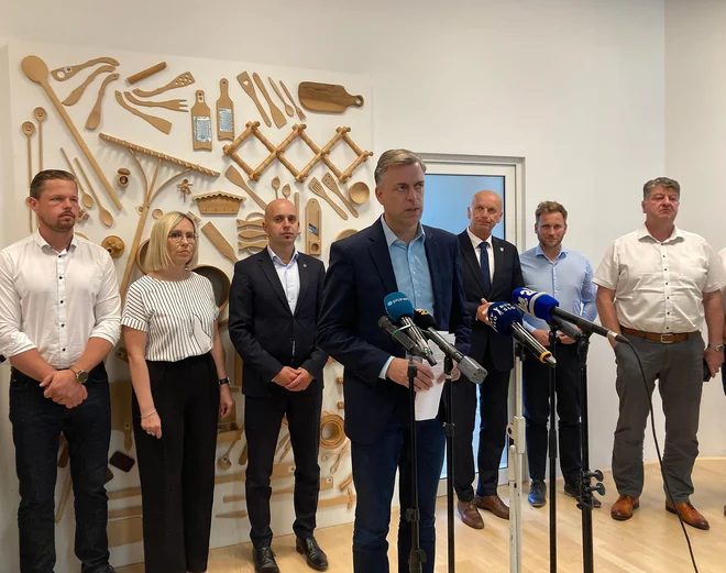 Vseh 16 županov se strinja s sklepi, ki jih bodo poslali vladi in s katerimi zahtevajo sistemske spremembe. Foto Simona Fajfar