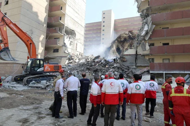 Reševalci na območju izraelskega napada v Teheranu. FOTO: Rdeči polmesec Iran/Reuters