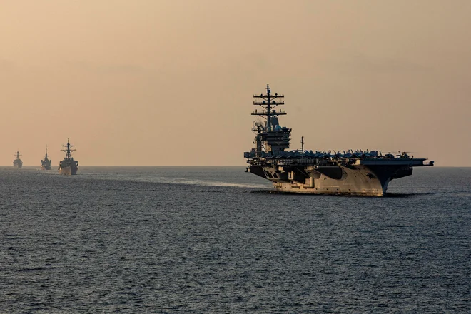 Letalonosilka Dwight D. Eisenhower Carrier s spremljajočimi ladjami na arhivski fotografiji. Foto: Us Navy Via Reuters