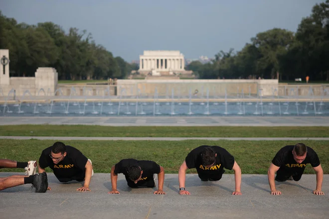 Ameriški vojaki med vadbo na washingtonskem Mallu dan pred napovedano parado. Foto: Kayla Bartkowski Getty Images Via Afp