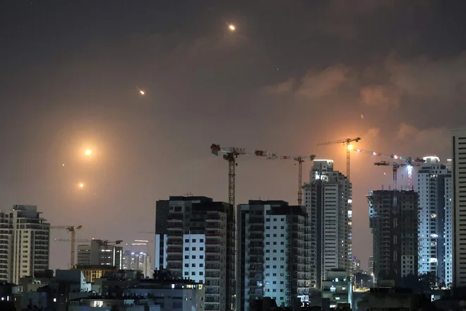 Sledi raket na nebu nad izraelsko Netanyo 13. junija 2025; sirene so oznanile zračni napad. FOTO: Jack Guez/AFP