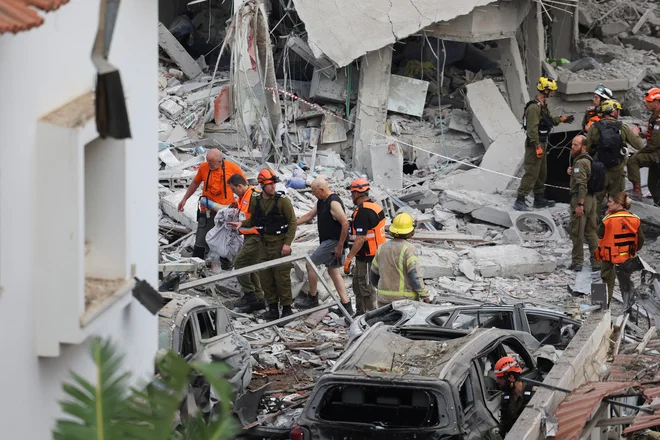 Iran je v petek Izraelu vrnil z valom napadov z brezpilotniki in raketami. FOTO: Zvulun Reuters