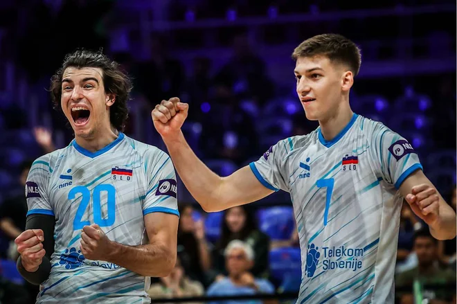 Nik Mujanović in Luka Marovt sta bila med akterji ob zmagi odbojkarjev Slovenije nad Iranom v Braziliji. FOTO: Volleyballworld