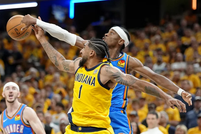 Obi Toppin (1) in odlični Shai Gilgeous-Alexander (2) med eno od akcij. FOTO: Kyle Terada/Reuters