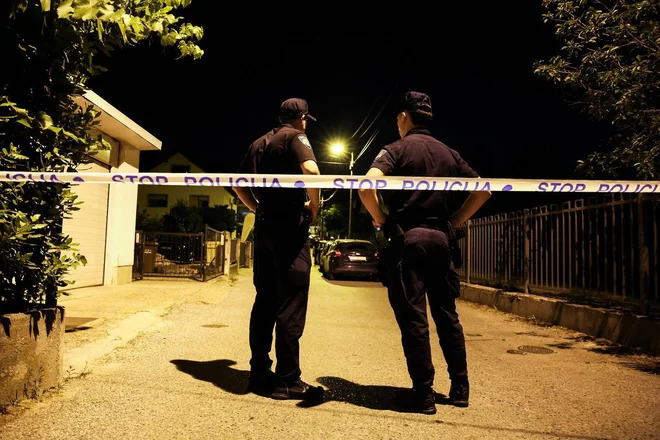 Policija je v hiši našla dve trupli. FOTO: Matija Habljak/pixsell