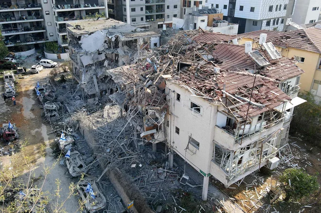 Po povračilnih ukrepih Irana v izraelskem mestu Ramat Gan v bližini Tel Aviva. FOTO: Jack Guez/AFP