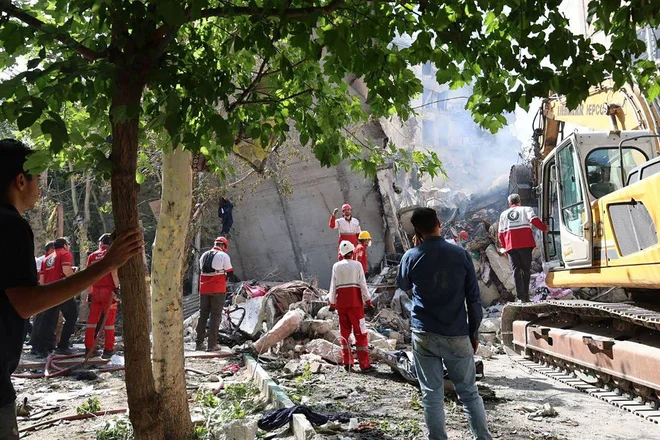 Delavci Rdečega križa pomagajo odpravljati škodo v Teheranu. FOTO: AFP