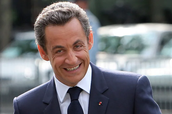 Po odhodu s predsedniškega položaja, kjer ga je na predsedniških volitvah leta 2012 premagal kandidat PS François Hollande. se je Sarkozy zaobljubil, da se bo umaknil iz javnega življenja. Foto Patrick Kovarik/Afp