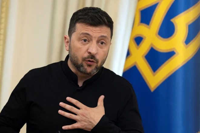 Ukrajinski voditelj Volodimir Zelenski se je pritožil, da je stara celina začela »zavirati« razmišljanje o pošiljanju mirovnih sil in vojaške pomoči v njegovo državo. FOTO: Thomas Peter/Reuters