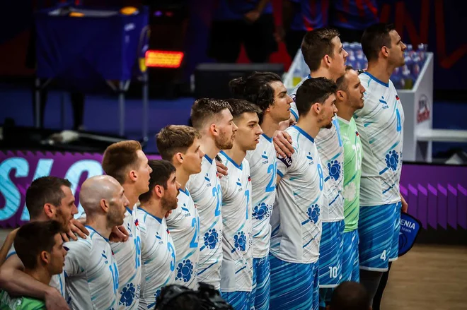 Slovenska odbojkarska reprezentanca pred tekmo z Brazilijo. FOTO: Volleyballworld
